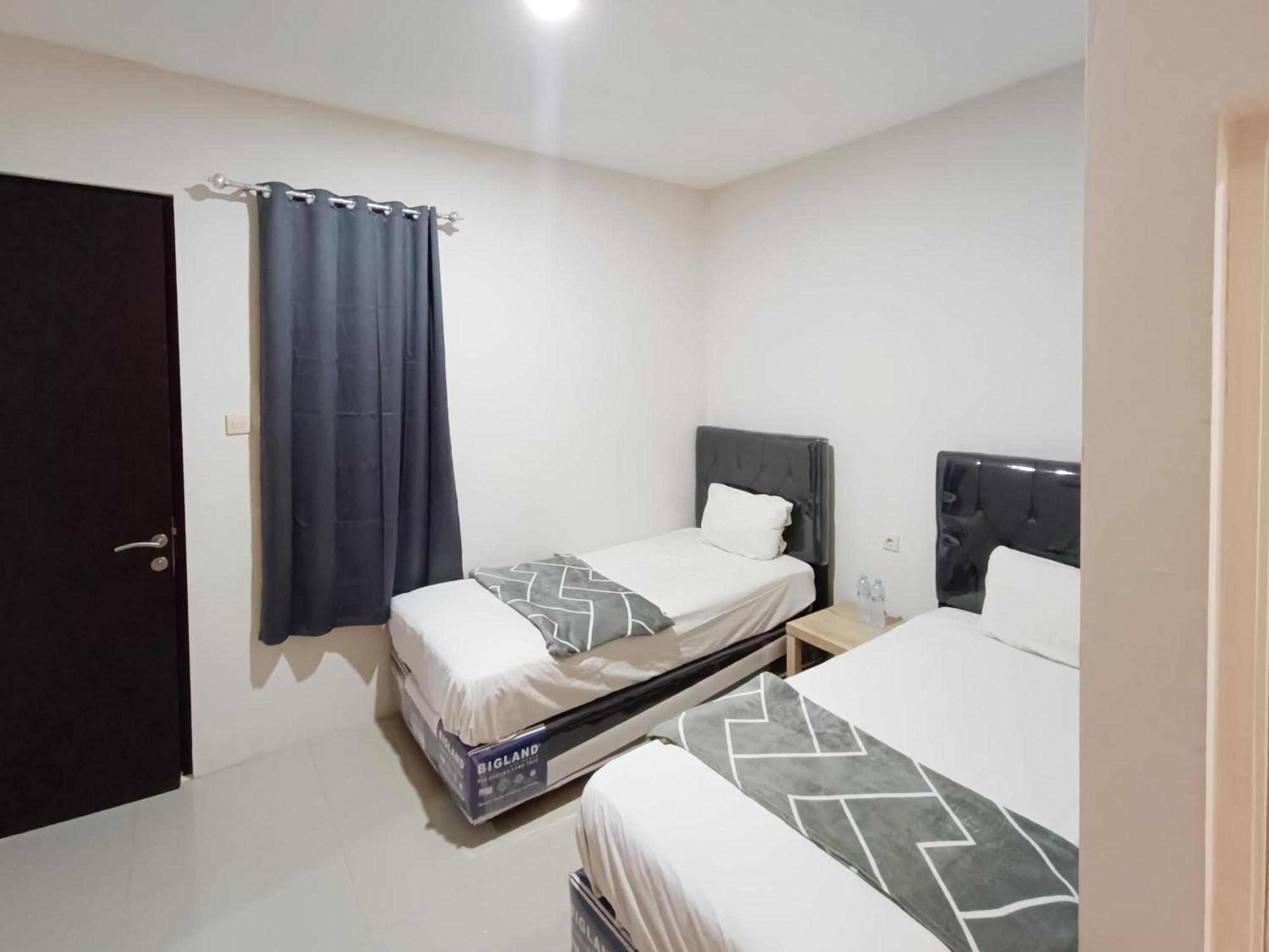 Happy Family Homestay Jember Mitra Reddoorz Jembel Exterior foto