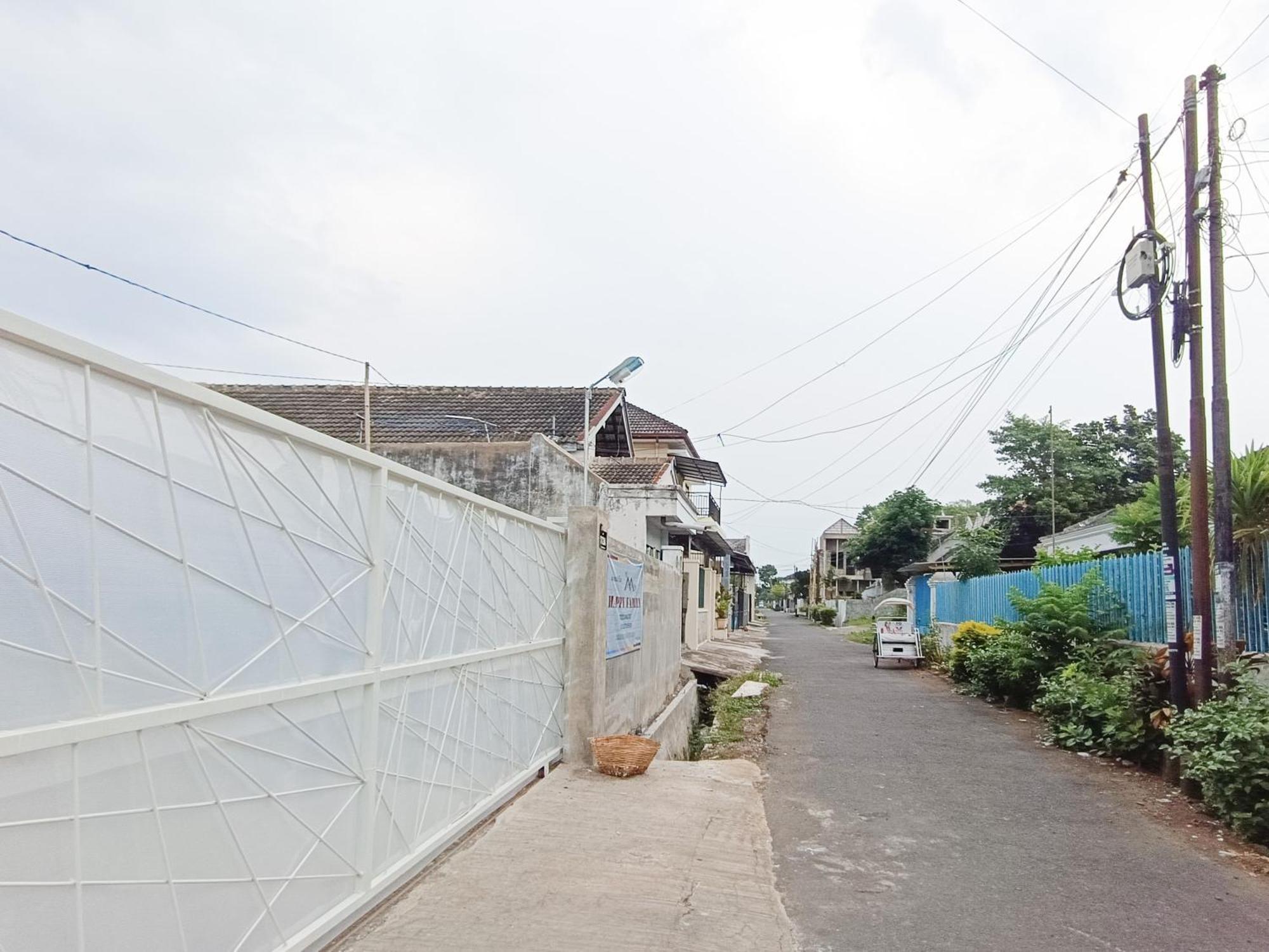 Happy Family Homestay Jember Mitra Reddoorz Jembel Exterior foto
