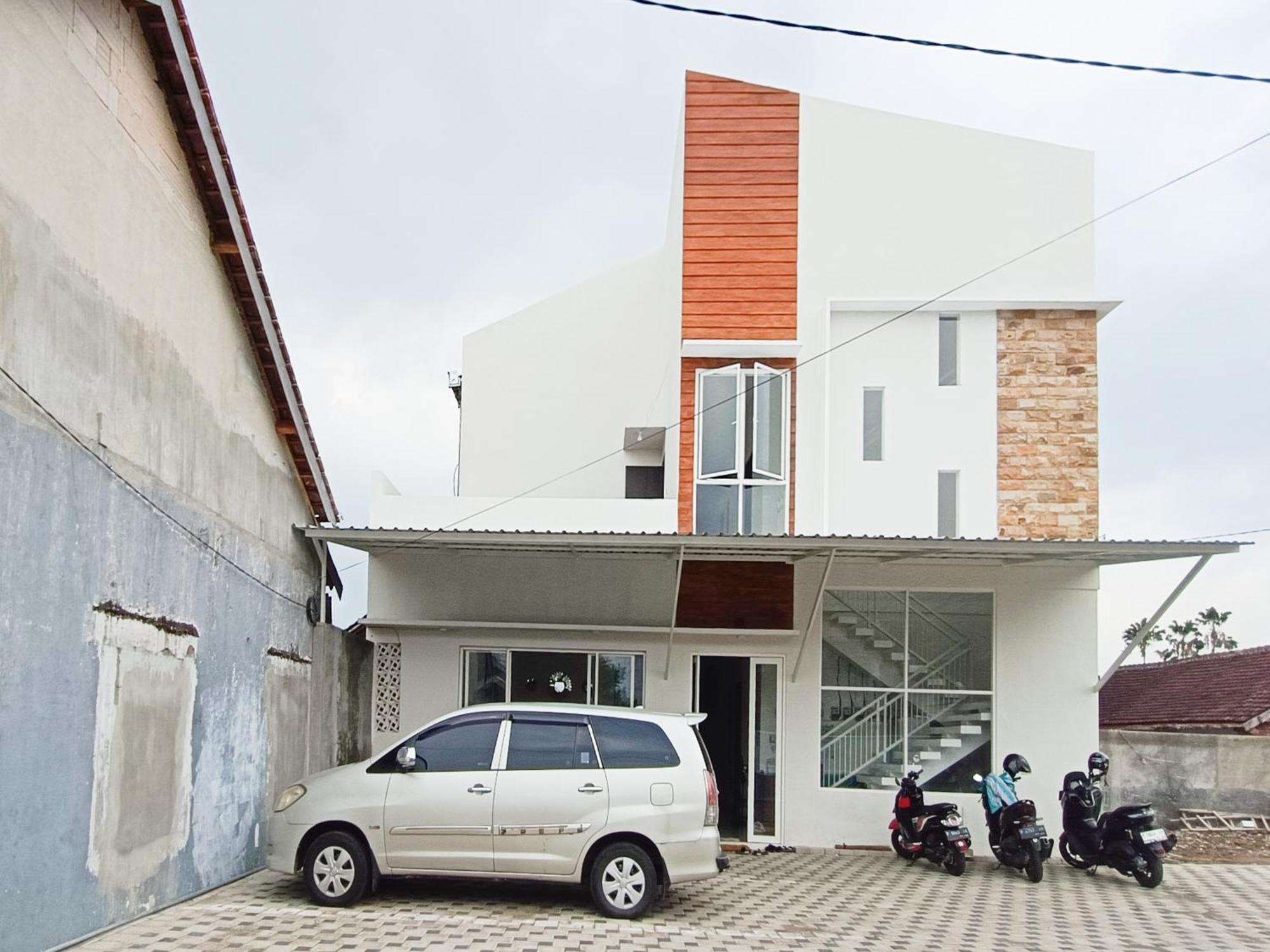 Happy Family Homestay Jember Mitra Reddoorz Jembel Exterior foto